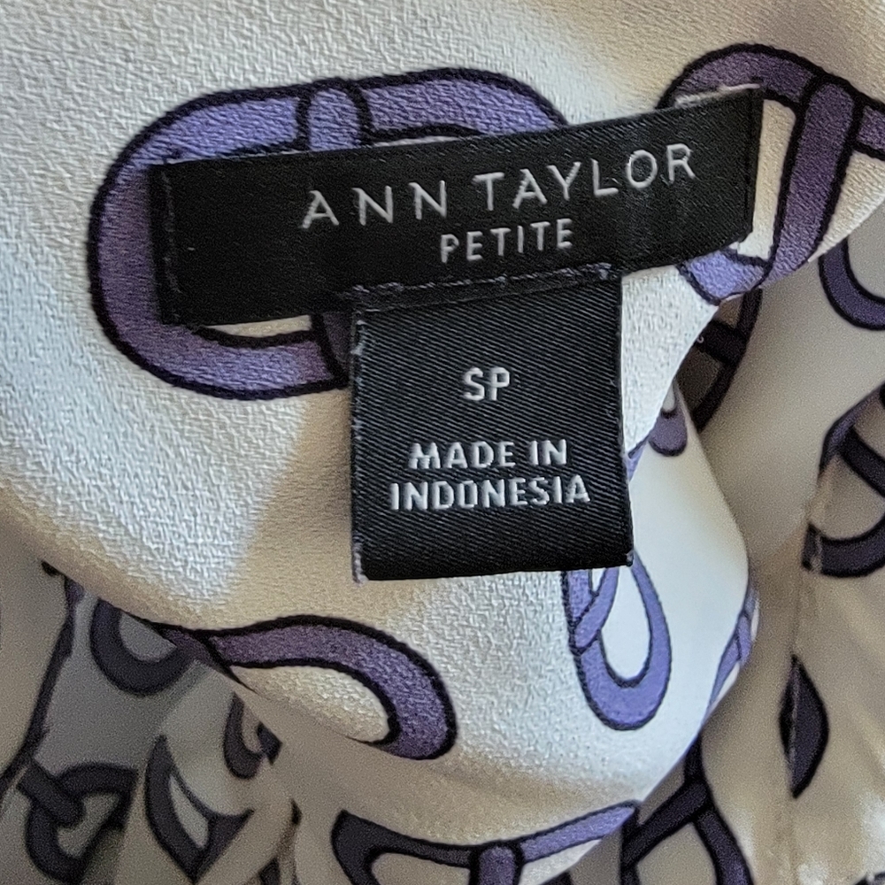 Ann Taylor VWhite Shirt with Navy Chain Print - Classic- Size Small Petite - Picture 9 of 9